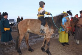 “Дүнжингаравын хурд-2013” хаврын бүсийн уралдаанд түрүүлж, айрагдсан хурдан азарганууд