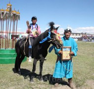 Говь-Алтай аймгийн баяр наадамд түрүүлж, айрагдсан хурдан хүлгүүдийн цуваа