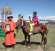 Говь-Алтай аймгийн баяр наадамд түрүүлж, айрагдсан хурдан хүлгүүдийн цуваа