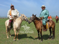 Ерөнхийлөгчид түмэн морьтны жагсаалын үеэр