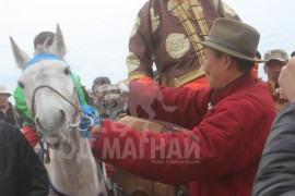 С.Ганхуягийн бор түрүүлж, Т.Галбадрахын ногоон айрагдлаа