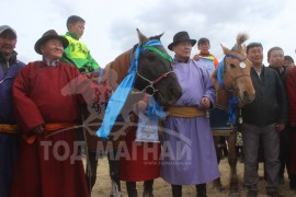 С.Ганхуягийн бор түрүүлж, Т.Галбадрахын ногоон айрагдлаа