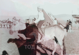 1987 оны Жаргалтхаан сумын баяр наадамд сартай хонгор морь айргийн тавд хурдалсан