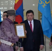 “ Нарны хүлэг ” МСУХ-ны тэргүүн Ц.Ганхүү шагналаа гардан авч байгаа нь