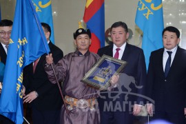 Говь-Алтай аймгийн Жаргалан сумын “Шувуун хээр” МСУХ-ны төлөөлөгчид шагналаа гардан авч байгаа нь 