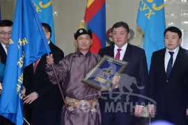 Говь-Алтай аймгийн Жаргалан сумын “Шувуун хээр” МСУХ-ны төлөөлөгчид шагналаа гардан авч байгаа нь