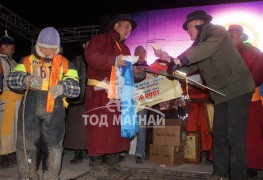 Ууганбаяр хонгор соёолонгийн шагналыг гардан авч байгаа нь