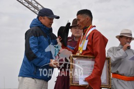 Шилдгийг шалгаруулах “Адуучин 2015” тэмцээнээс...