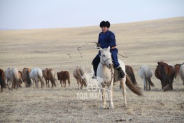 Ч.Цагаанзандан: Цэргээс ирсний дараа хүртэл морь унаад уралдаж л байсан