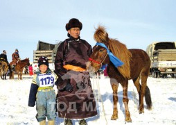 МУ-ЫН АЛДАРТ УЯАЧ Ц.БЯМБАСҮРЭН: ТӨРИЙН НААДАМД УНАГАН АДУУГАА АЙРАГДУУЛЖ, ЭЦГИЙНХЭЭ ОЛОН ЖИЛИЙН ГОМДЛЫГ ТАЙЛСАН