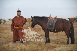 Аймгийн Алдарт уяач Ч.Дугар: Аймгийнхаа довонд л уралдаж, аймгийн Алдарт уяач болсон