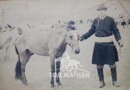 Дүү Мягмаржав 1989 оны улсын наадамд айргийн тавд хурдалсан хээр соёолонгийн хамт
