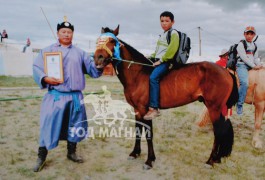 Дэгдээхий хээр аймгийн баяр наадамд аман хүзүүдээд байгаа нь - 2013 он