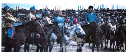 АХ-ын 58 жилийн ойн их баяр наадамд Ногоон морь айргийн дөрөвт хурдалсан зураг