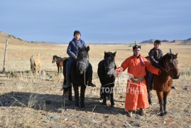 Аймгийн Алдарт уяач Н.Отгонбаяр: Уралдаан олон байсан бол аав маань улсын Алдартаа байг гэхэд аймгийн цолтон болчих байлаа