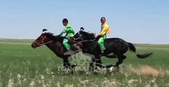 Аймгийн Алдарт уяач Х.Баатархүү: Олондоо хүндтэй өвөөгийнхөө үргэлжлэл болж яваа учраас морио сайн уяж, нутаг орныхоо нэрийг гаргахыг хичээдэг