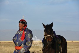 Өмнөговь сумын МСУХ-ны тэргүүн, аймгийн Алдарт уяач Ч.Давааням:... Ямар ч байсан аавынхаа ажлыг үргэлжлүүлэн морь уях шийдвэрийг тэр өдөр л гаргаж байлаа...