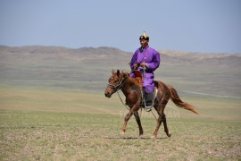 АЙМГИЙН АЛДАРТ УЯАЧ Л.САЙНБИЛЭГ: ЗАЛУУ НАС, УЙГАГҮЙ ХӨДӨЛМӨР ХОЁР Л ХҮНИЙГ АМЖИЛТАНД ХҮРГЭДЭГ