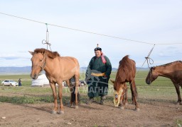 Аймгийн Алдарт уяач М.Батхишиг: Хоёр азарга, хоёр хар мориор л энэ хавийн наадмыг дархалсан хүн дээ, би