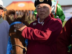 Нийслэлийн Алдарт уяач Д.Лхагвасүрэн: Улс бүсийн наадмаас гурван айраг хүртэж, цолоо мялаалаа