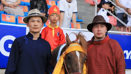 Уралдаанч Б.Мөнхбилэг: Манай найзууд дунд надаас өөр Ерөнхийлөгчтэй уулзсан хүүхэд байхгүй